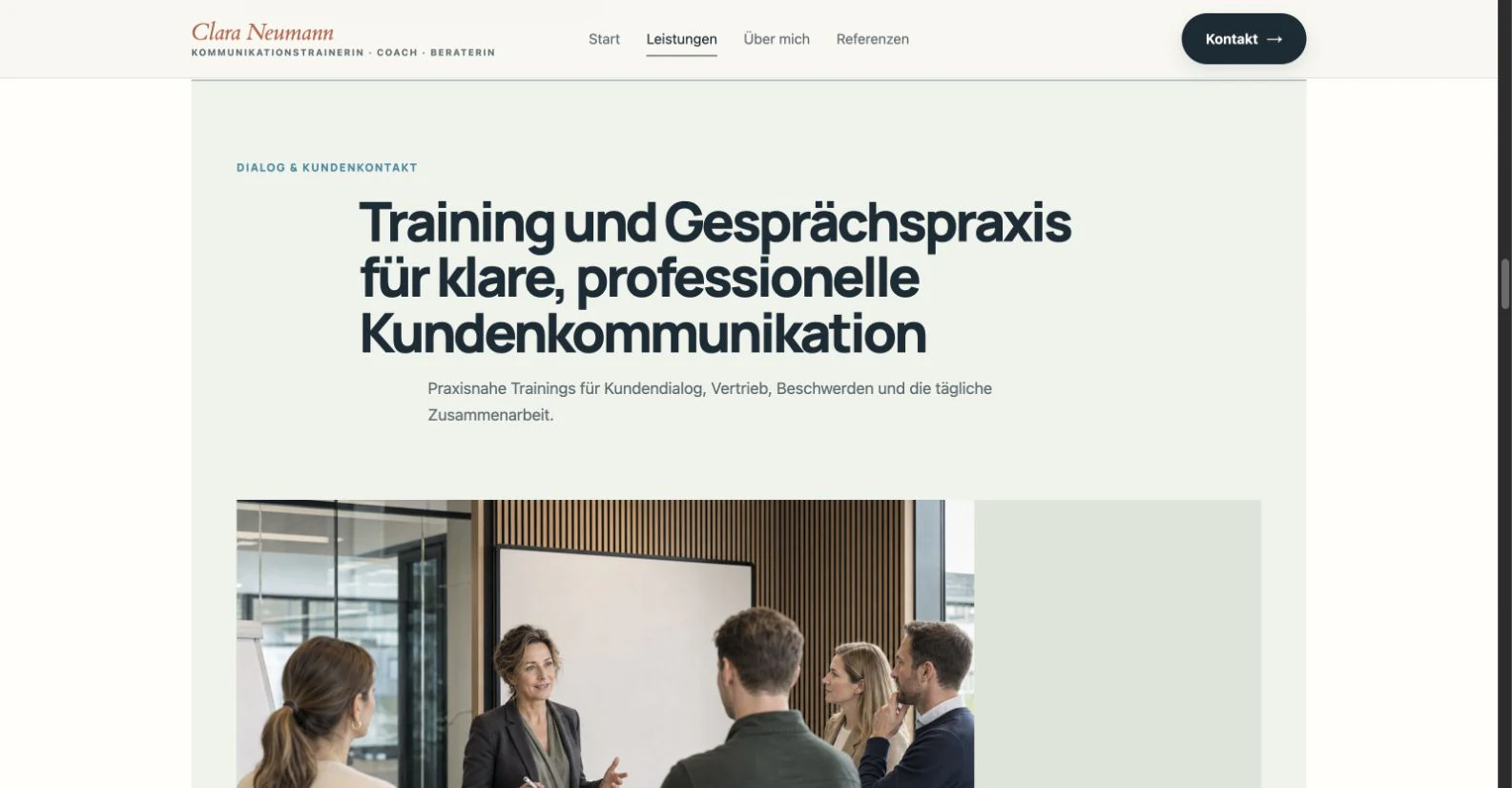 Aktueller Detailabschnitt der Leistungsseite mit großer Überschrift zu Training und Gesprächspraxis sowie integriertem Workshop-Bild