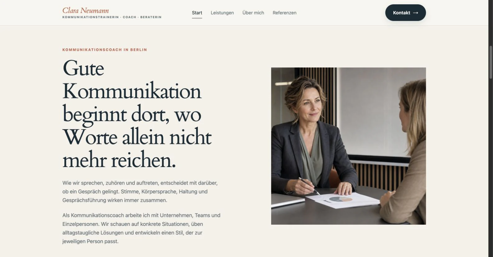 Aktueller Einleitungsabschnitt der Coaching-Website mit großer typografischer Überschrift, erklärendem Text und Gesprächsszene