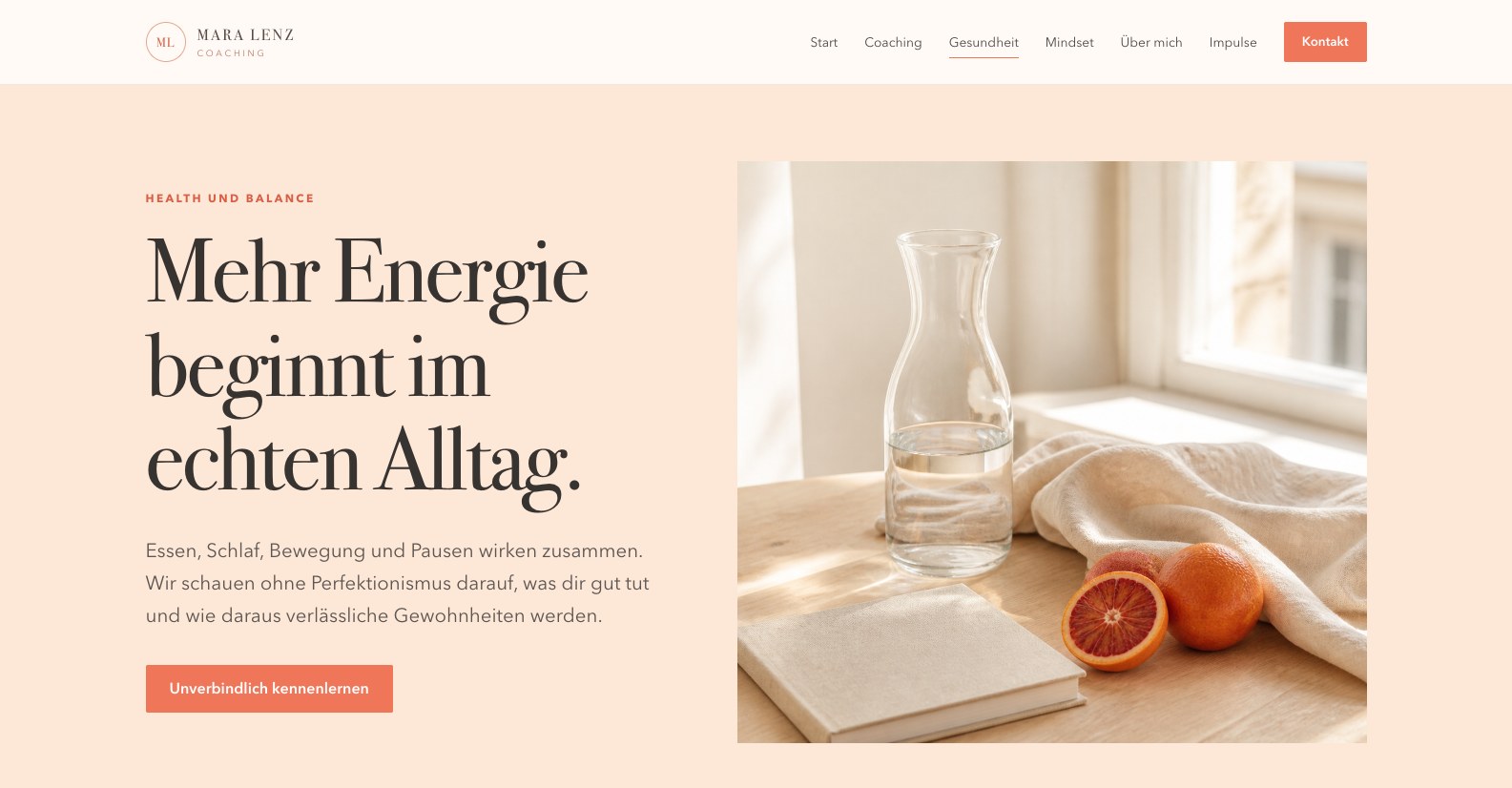 Themenseite Gesundheit im Mara-Lenz-Design mit großer Überschrift und hellem Stillleben aus Wasser, Blutorangen und Notizbuch