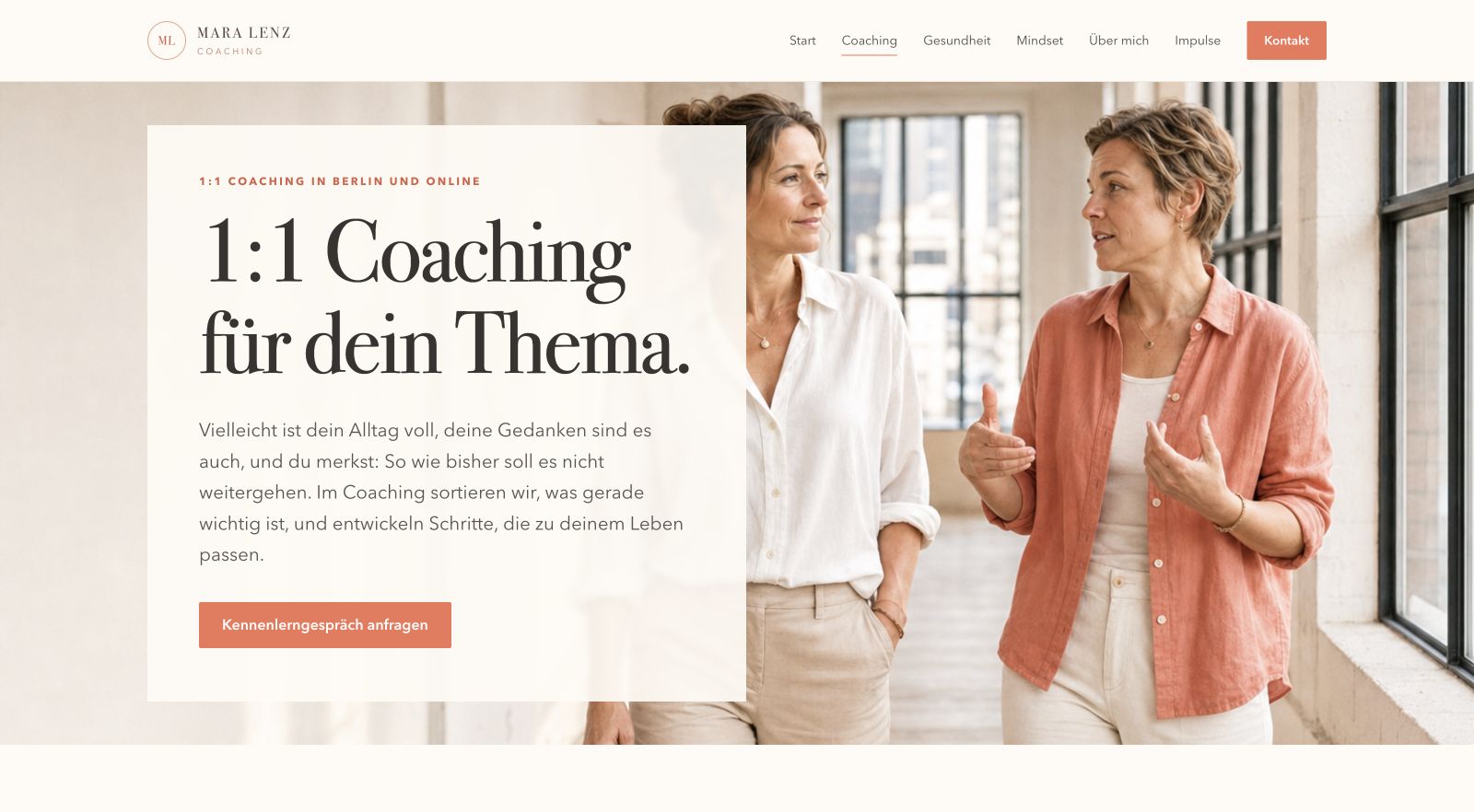 Fiktiver Designentwurf für eine 1:1-Coaching-Seite mit Gesprächsmotiv, verständlicher Einführung und Anfrage-Button