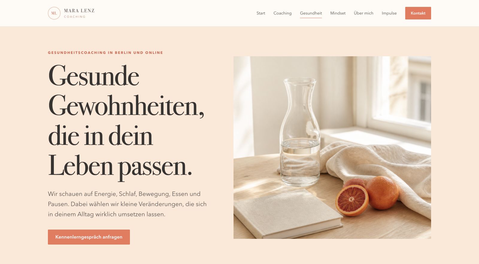 Fiktiver Designentwurf für eine Gesundheitscoaching-Seite mit Stillleben aus Wasser, Blutorangen und Notizbuch sowie alltagsnaher Einführung