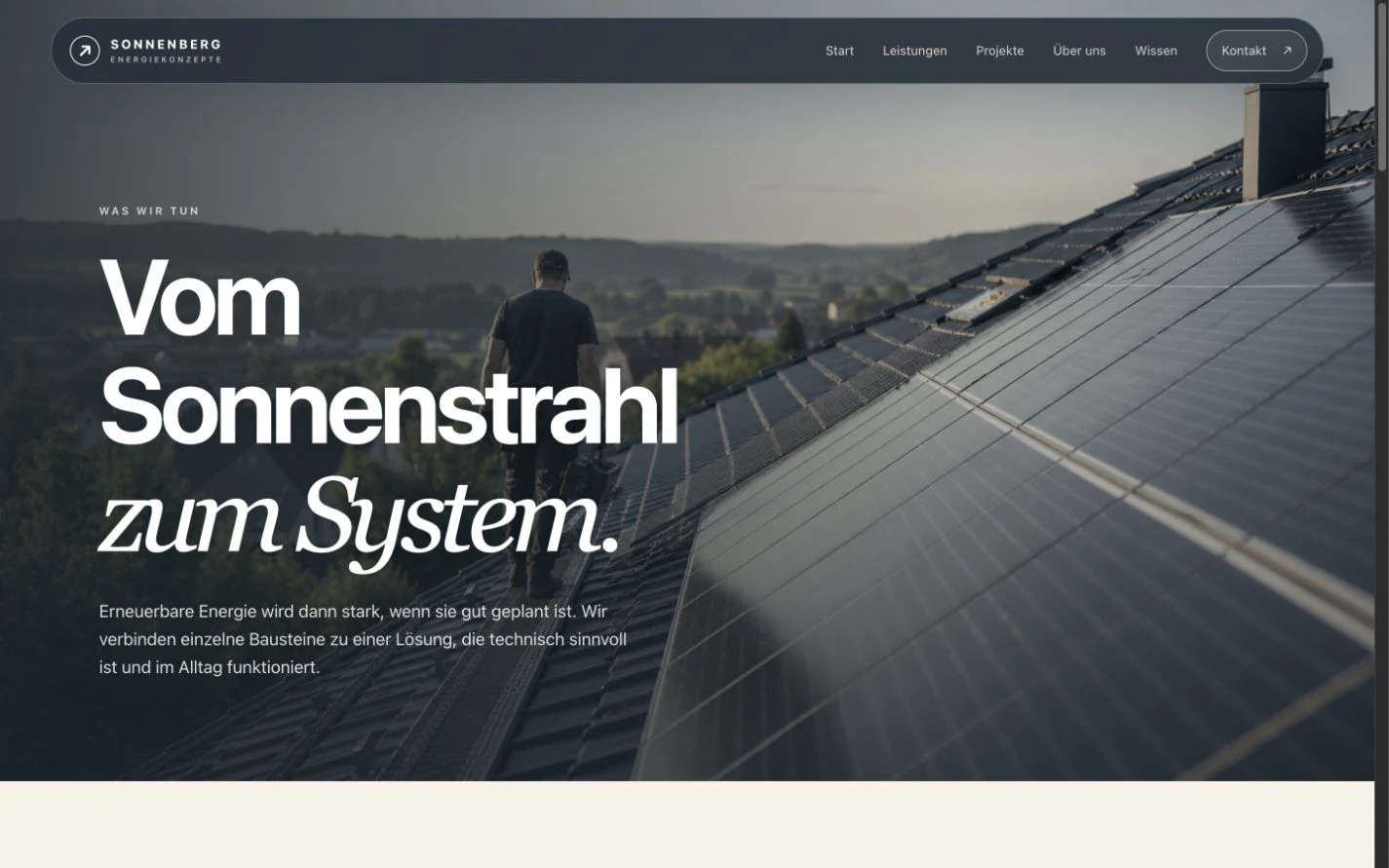 Aktueller Leistungsseiten-Entwurf für einen Energieanbieter mit Solartechniker, markanter Typografie und klarer Bild-Text-Komposition