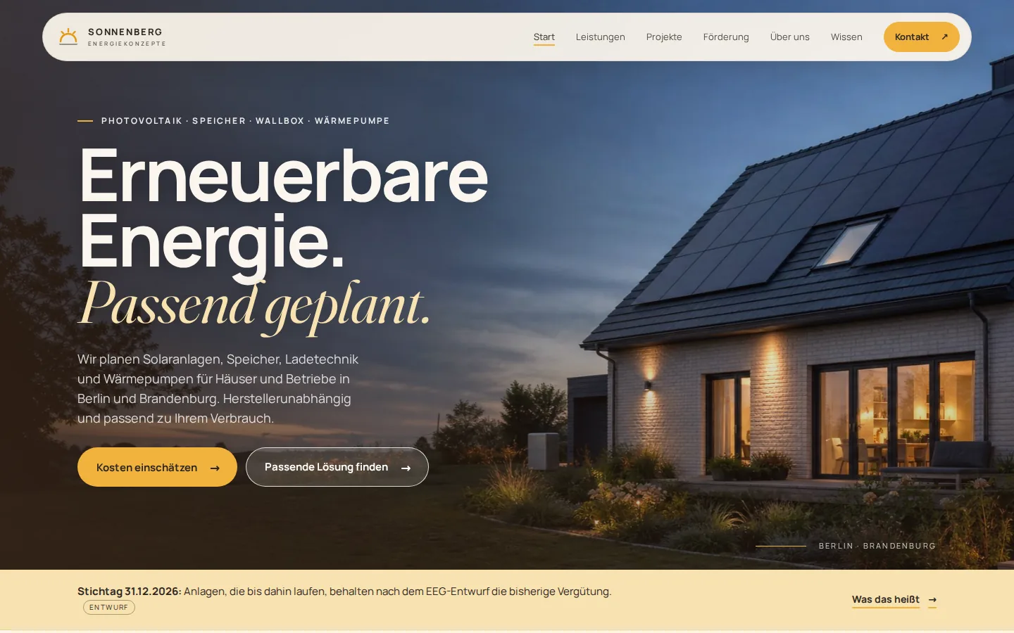 Obere Ansicht der Konzept-Startseite Sonnenberg Energiekonzepte: abendliches Wohnhaus mit Solardach, Überschrift „Erneuerbare Energie. Passend geplant.“ und zwei Buttons