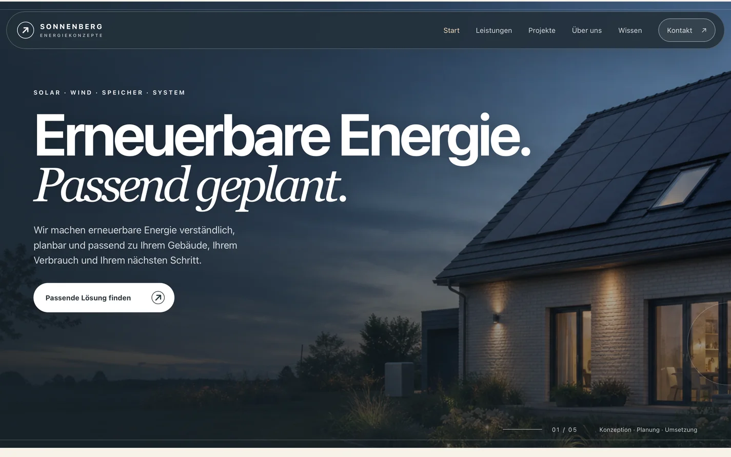 Startseiten-Entwurf für einen Energieanbieter mit abendlichem Wohnhaus, Solardach, der Überschrift Erneuerbare Energie und klarer Handlungsaufforderung