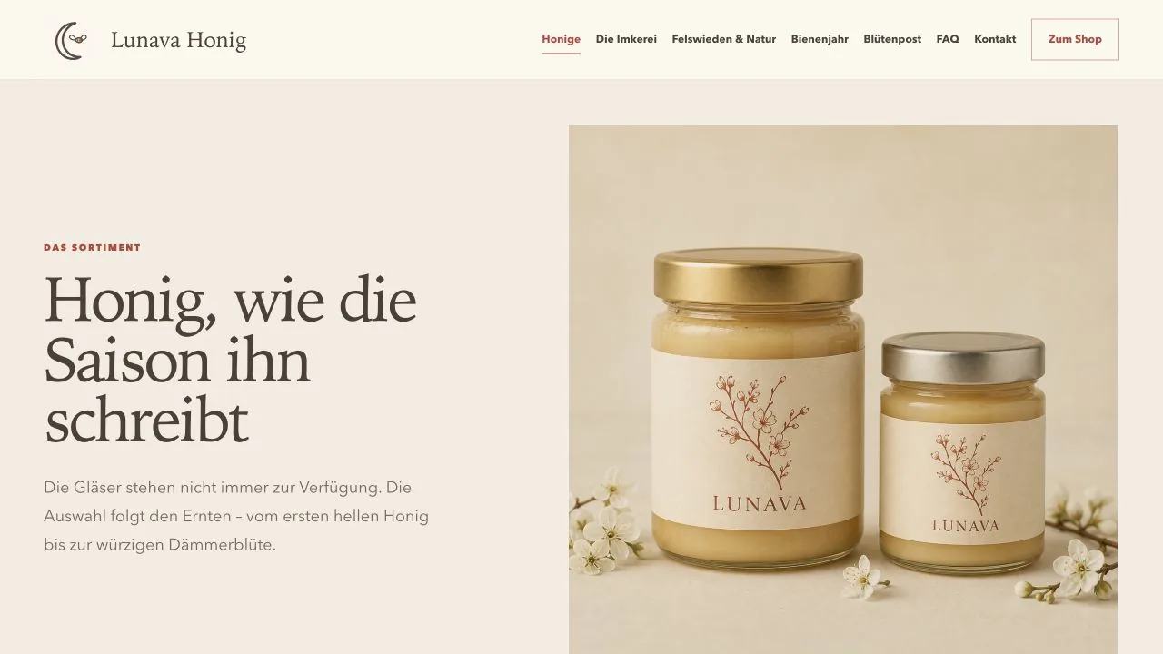 Sortimentsansicht des fiktiven Imkerei-Konzepts Lunava Honig mit zwei Gläsern, ruhiger Produktinszenierung und saisonaler Einordnung