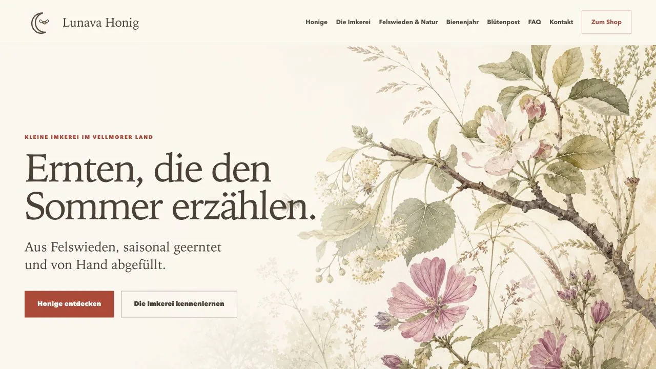 Freier Designentwurf für die Startseite einer fiktiven Premium-Imkerei mit botanischer Illustration, saisonalem Honig und zwei Einstiegen