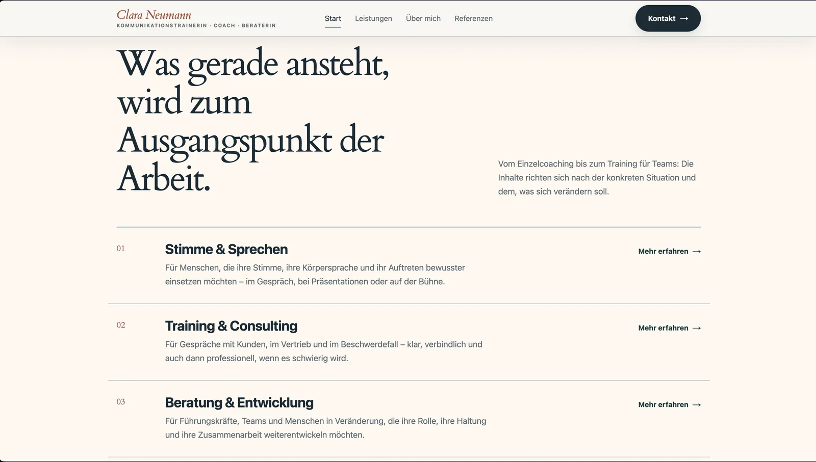 Angebotsübersicht des fiktiven Konzepts Clara Neumann mit den nummerierten Bereichen Stimme und Sprechen, Training und Consulting sowie Beratung und Entwicklung