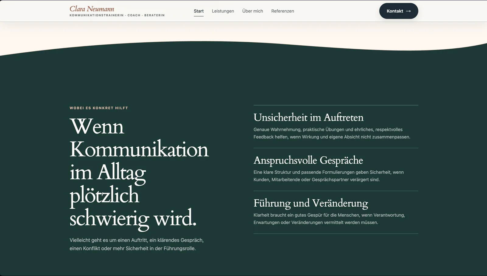 Dunkelgrüner Abschnitt des fiktiven Konzepts Clara Neumann mit der Überschrift Wenn Kommunikation im Alltag plötzlich schwierig wird und drei Anlässen daneben