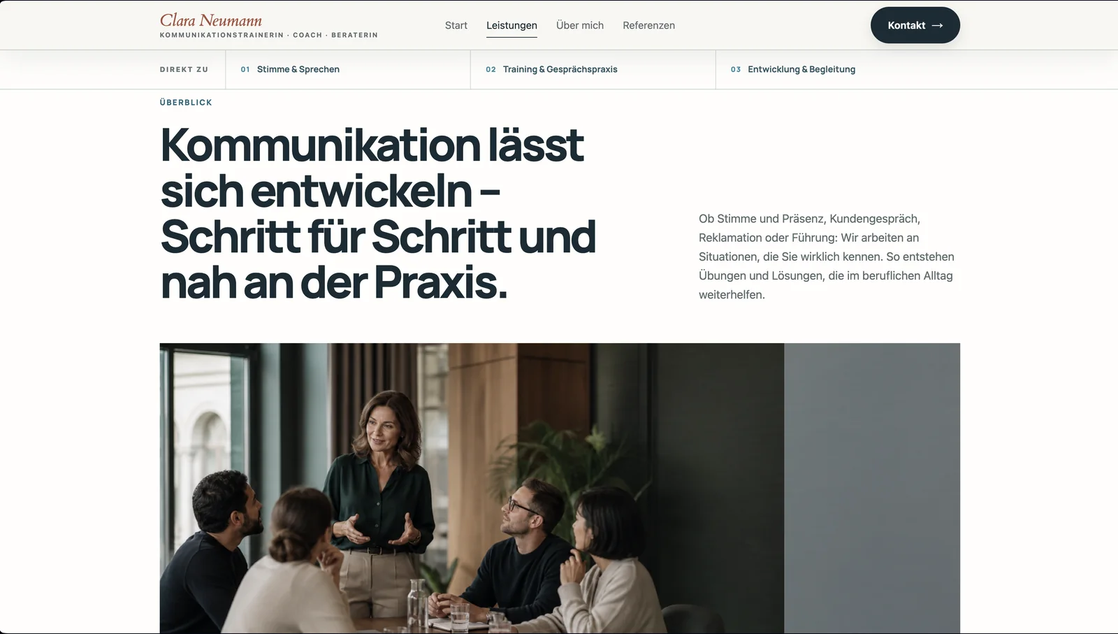 Leistungsseite des fiktiven Konzepts Clara Neumann mit Sprungnavigation zu drei Themen und großem Bild einer Trainingssituation