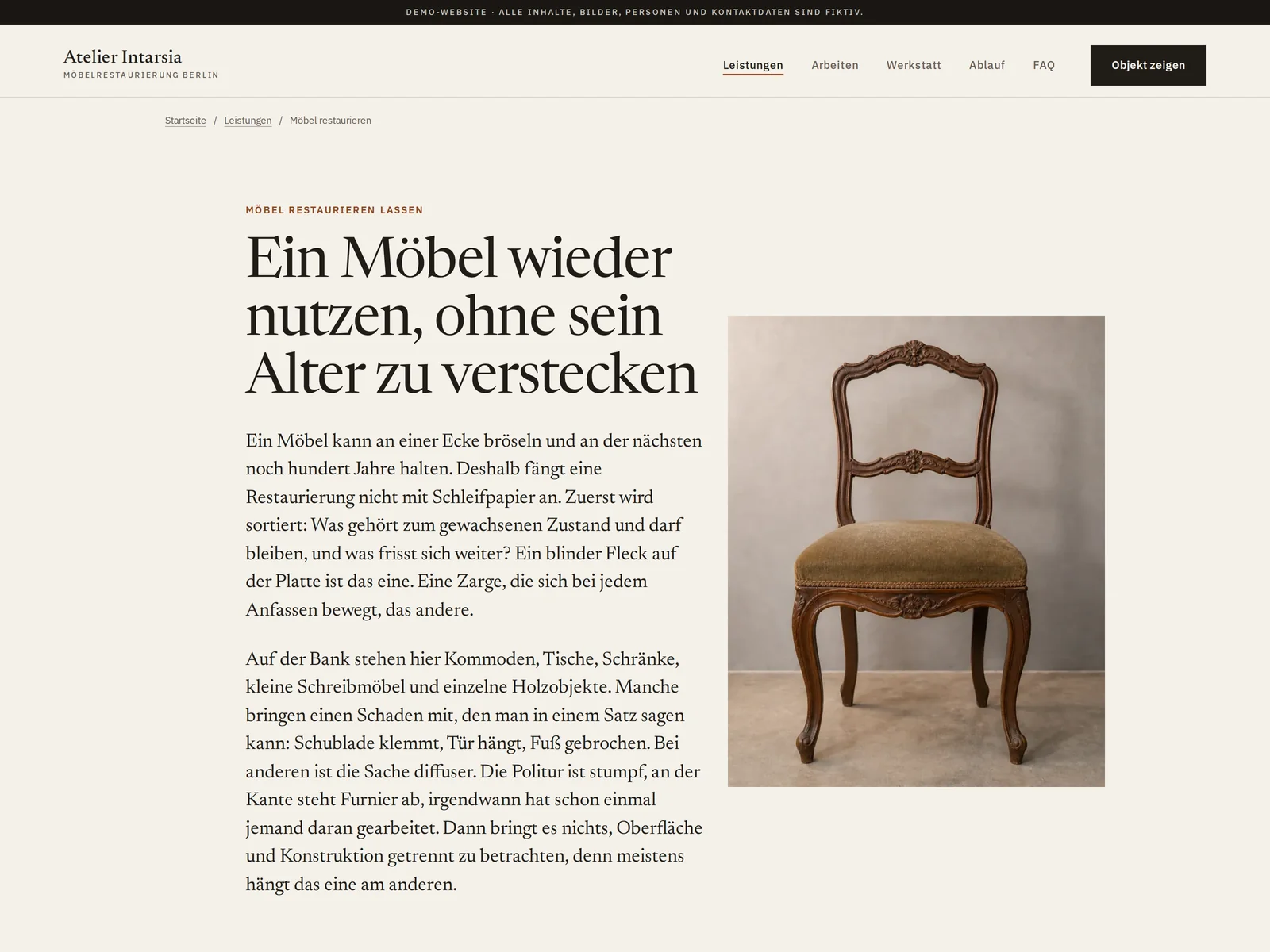 Leistungsseite des fiktiven Konzepts Atelier Intarsia zum Thema Möbel restaurieren mit Stuhlaufnahme und erklärendem Text
