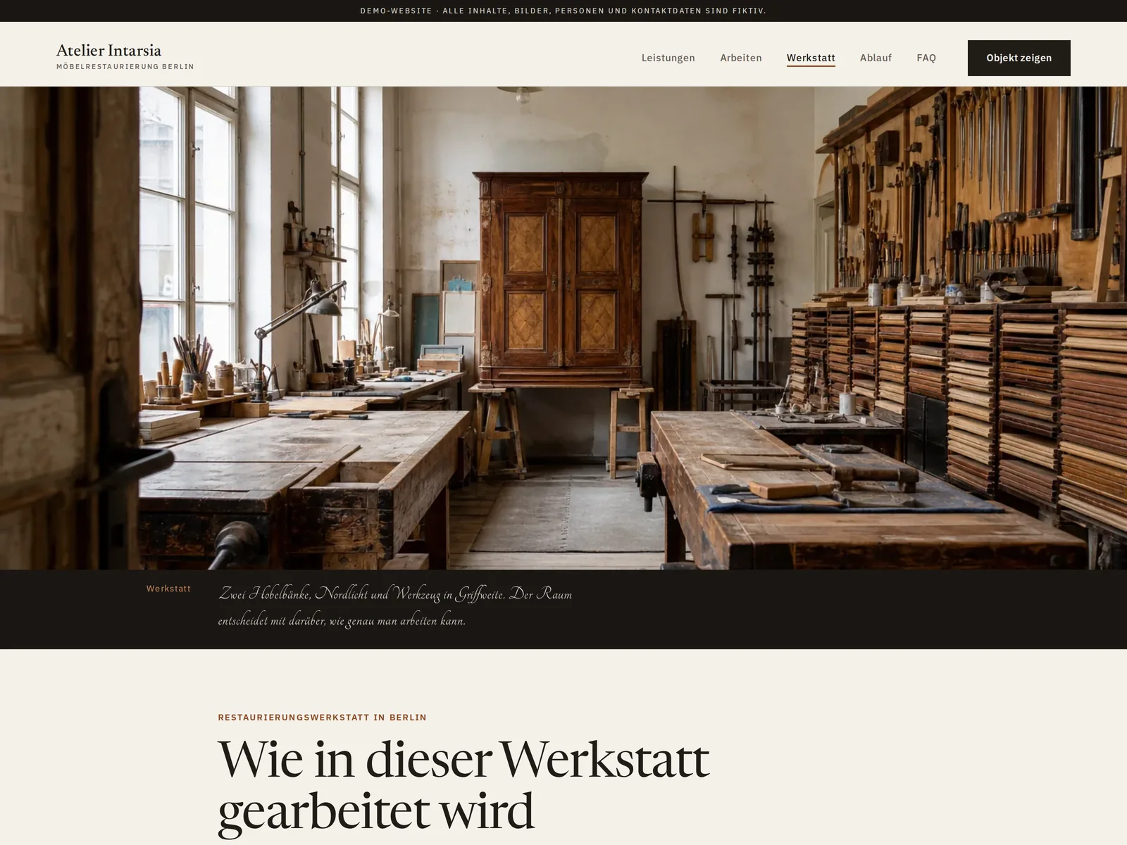 Werkstattansicht des fiktiven Konzepts Atelier Intarsia mit Hobelbänken, Werkzeugwand und dunklem Textband unter dem Bild