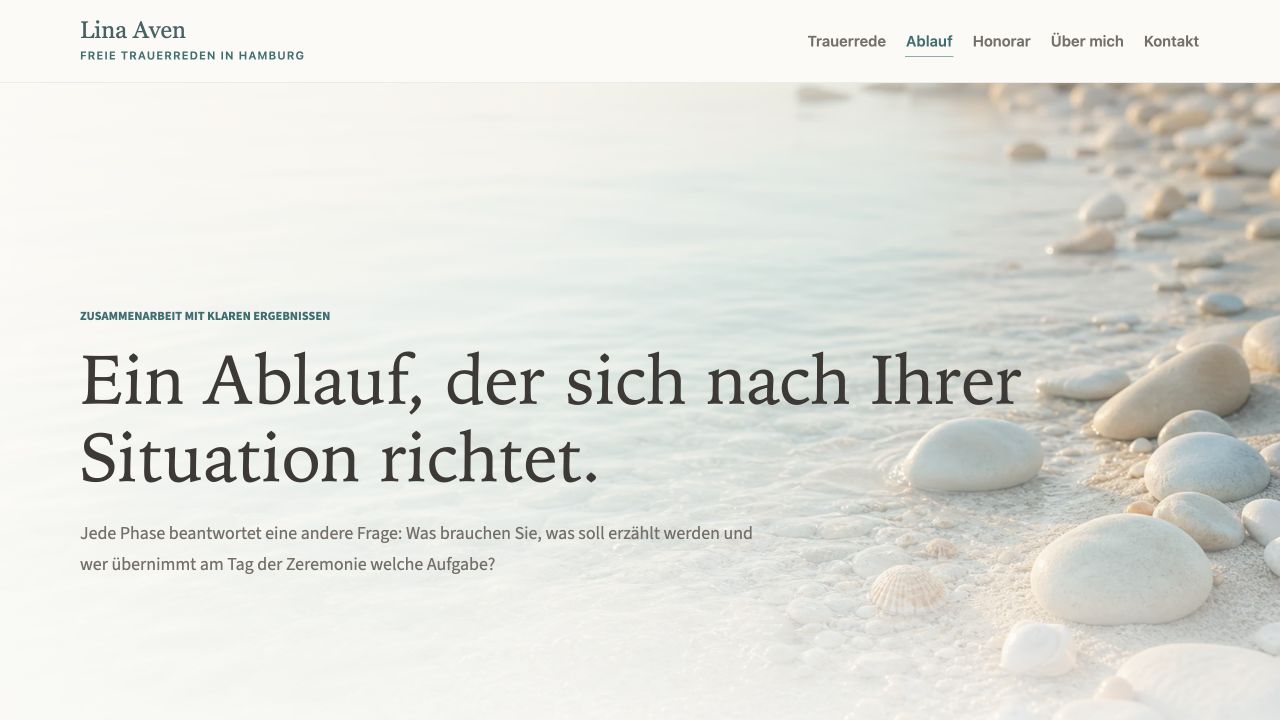 Ablauf-Seite einer freien Trauerrednerin mit ruhiger Strandlandschaft und klarer Einordnung der Zusammenarbeit