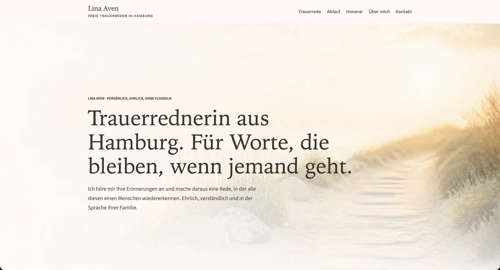Freier Designentwurf für die Startseite einer Trauerrednerin-Website mit Küstenweg und der Botschaft: Für Worte, die bleiben